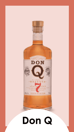 Una botella de ron Don Q sobre un fondo rosa que muestra rones y marcas.